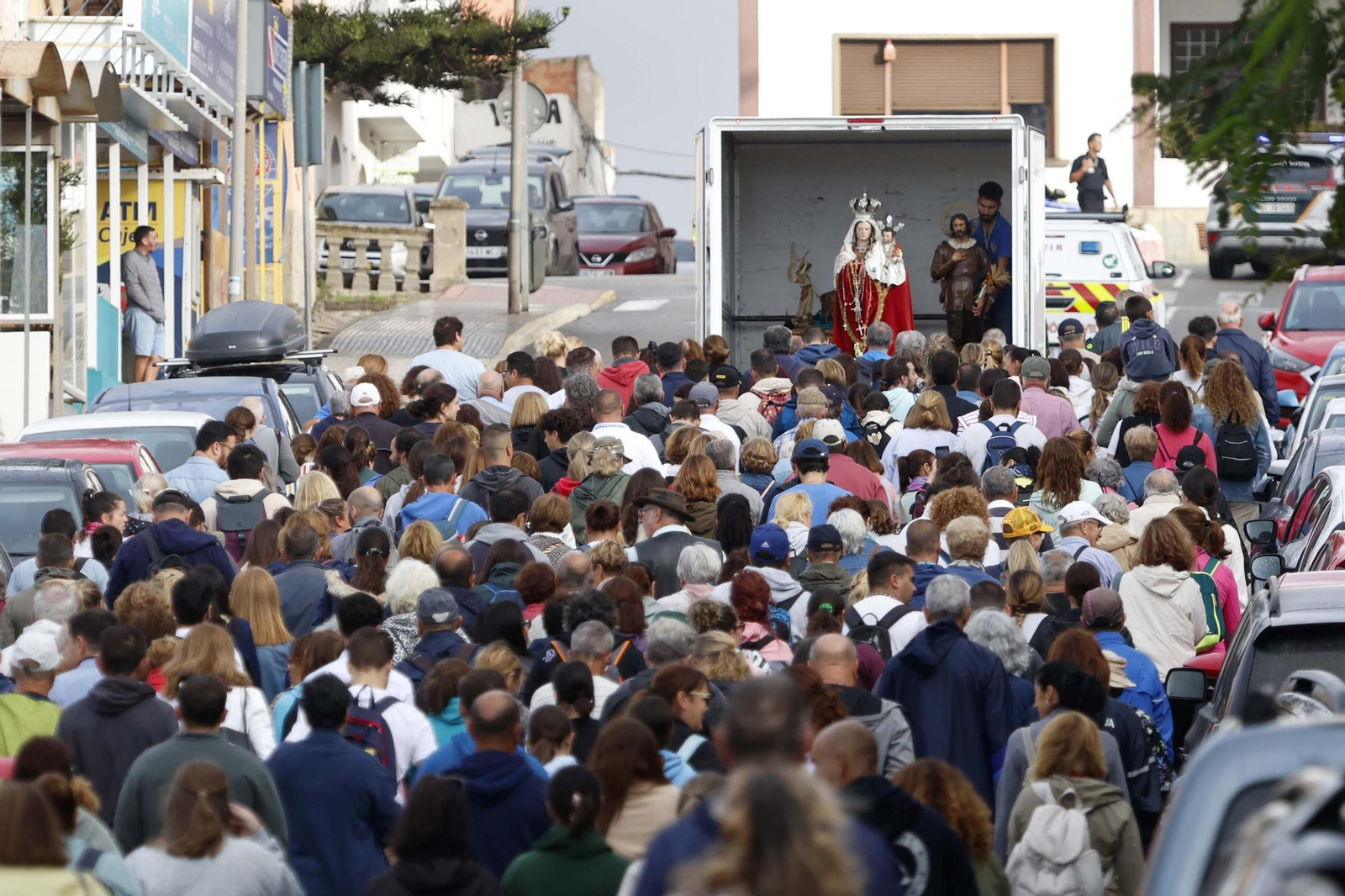 La Virgen de la Luz, patrona de Tarifa, regresa a su santuario entre el fervor y la lluvia