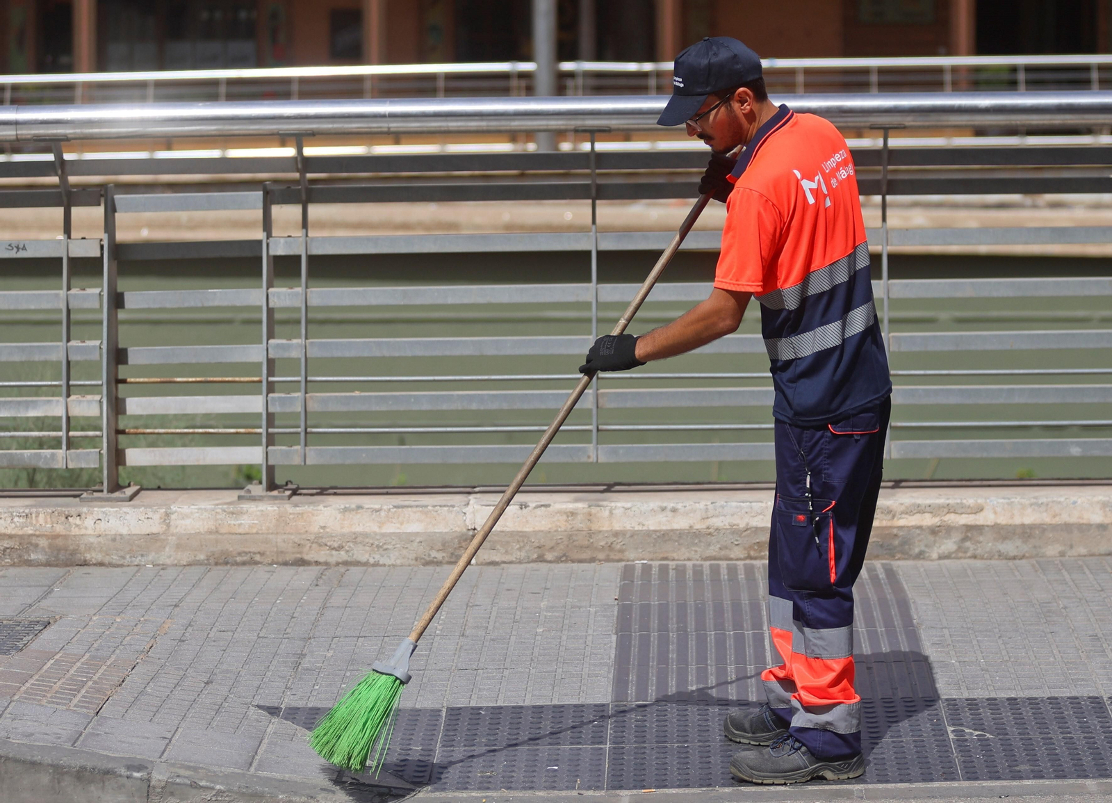 Operario de Limasam barriendo.
