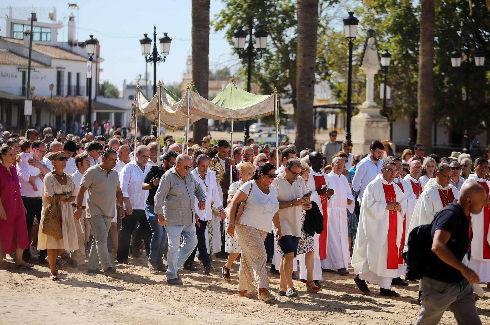 Imágenes de la procesión eucarística y solemne Función del Voto en El Rocío Chico