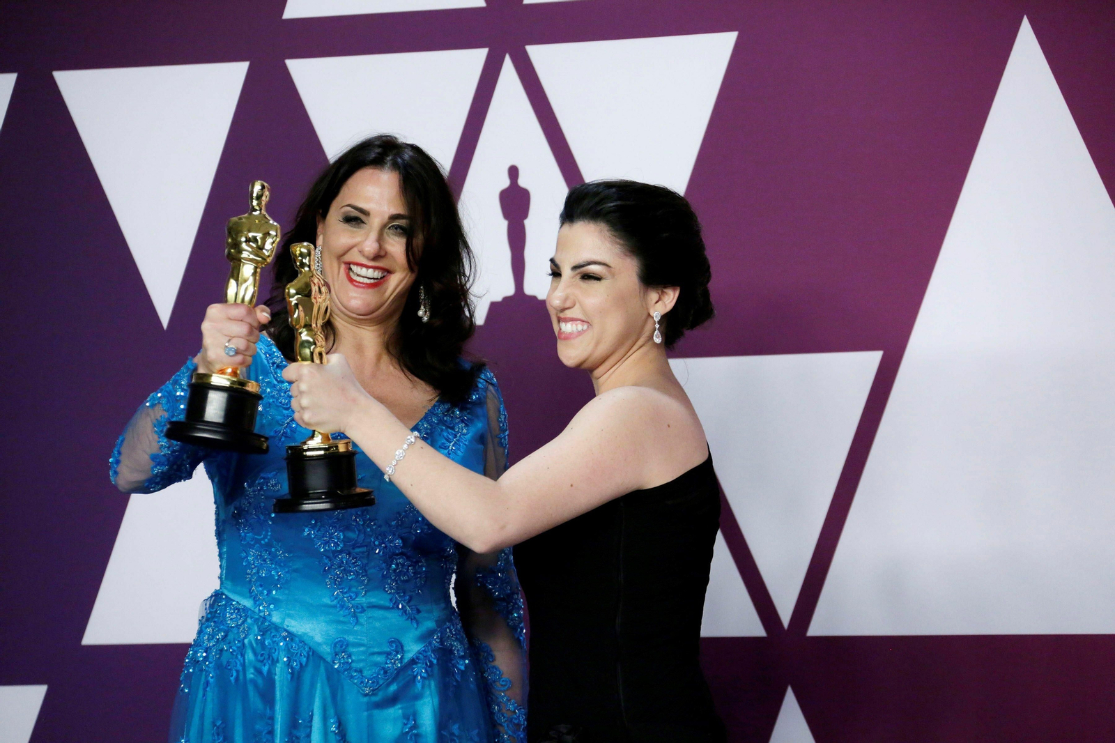 Rayka Zehtabchi y Melissa Berton posan con la estatuilla al mejor corto documental por 'Period. End of Sentence'.