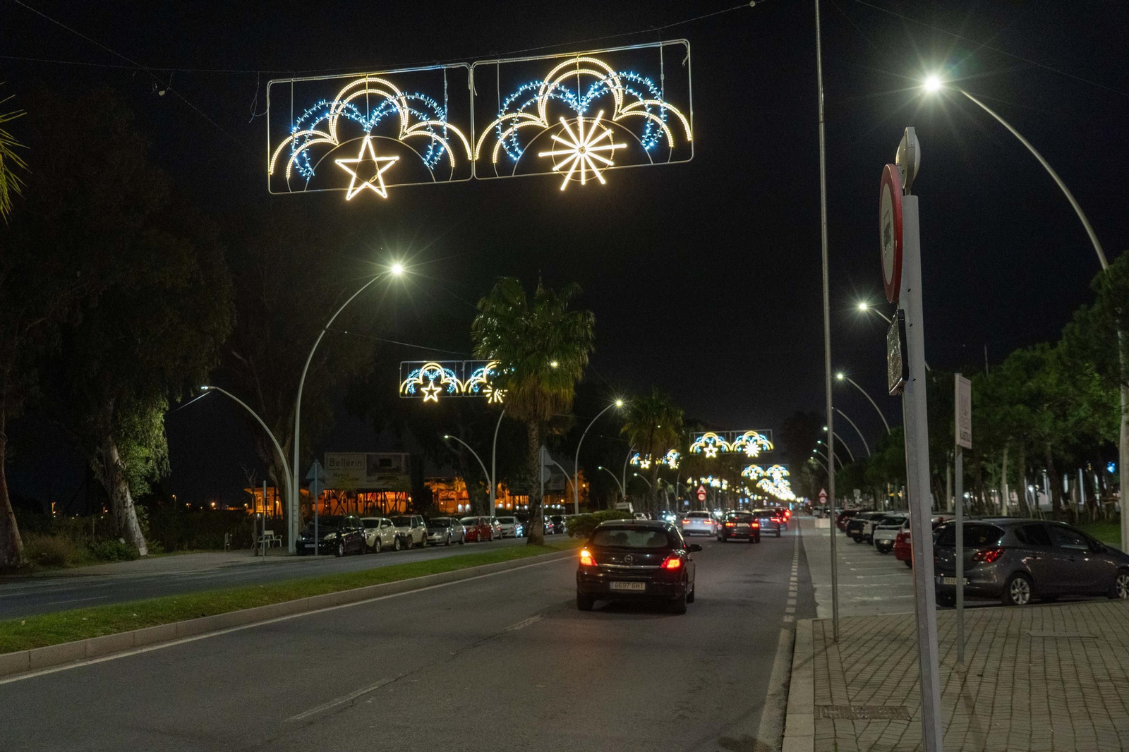 Imágenes de la ciudad de Huelva iluminada por las luces de Navidad
