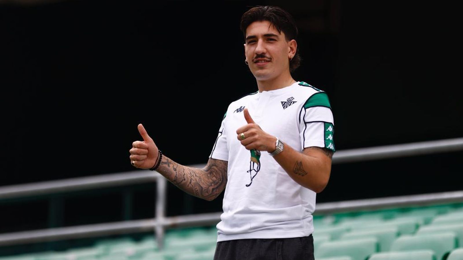 Una foto de Bellerín durante su posado en las gradas del Benito Villamarín.