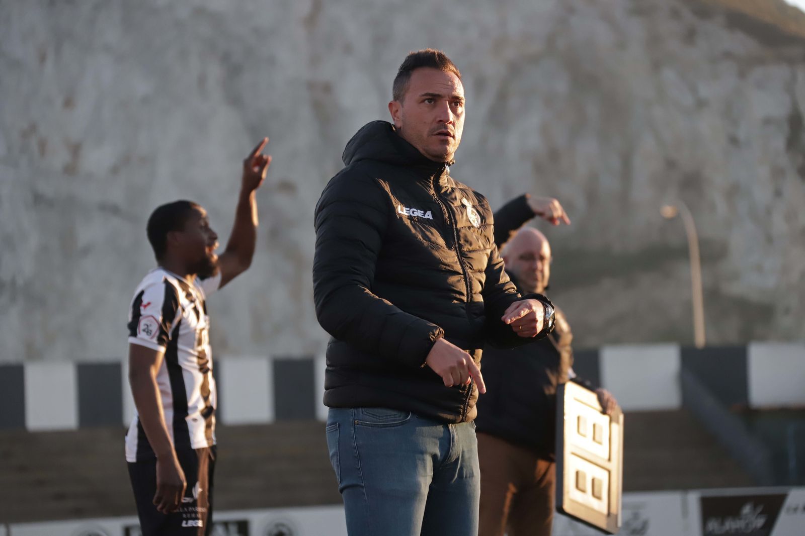 Jordi Roger, con Buba a punto de debutar al fondo.