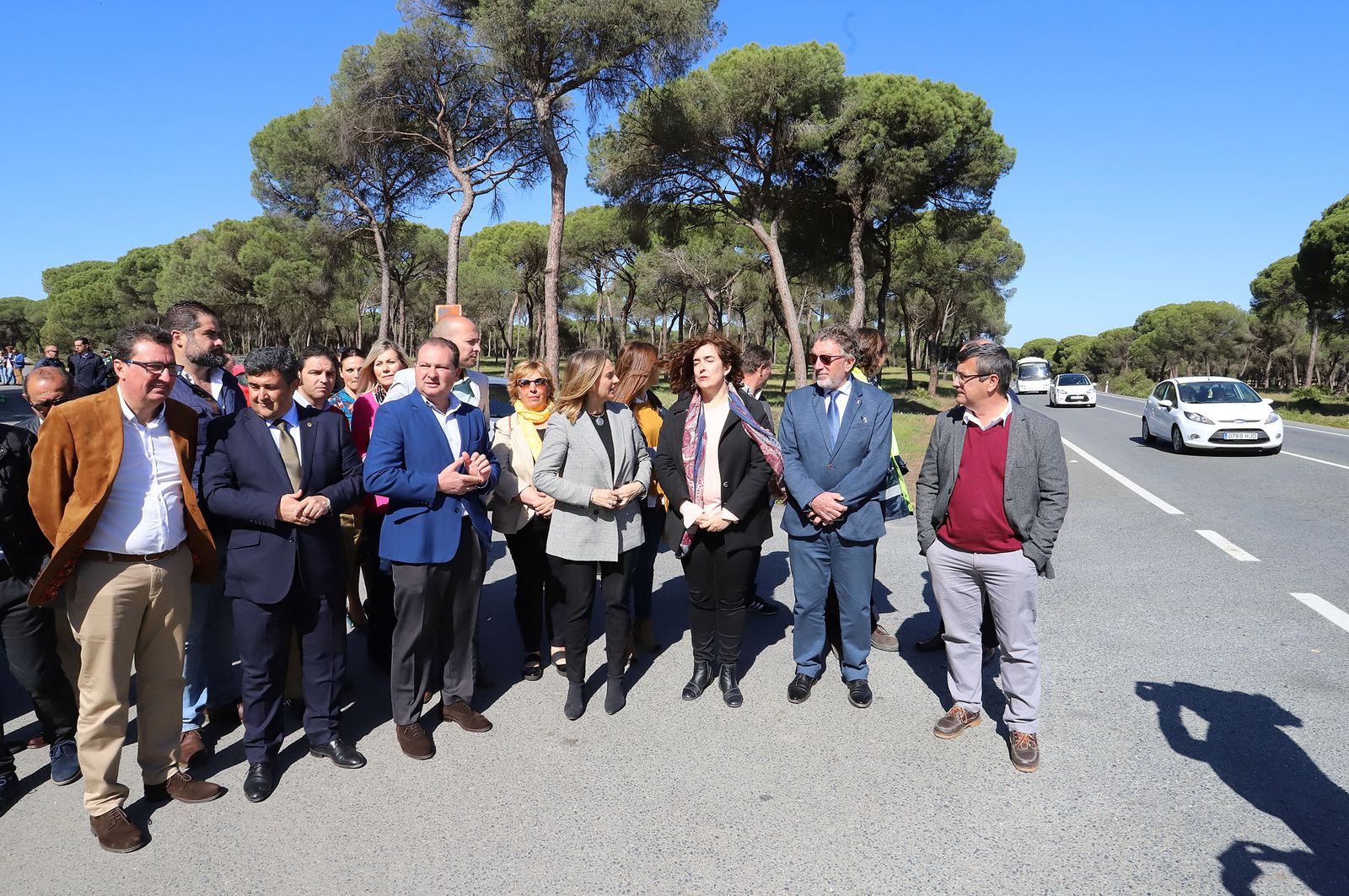 La consejera y autoridades locales y provinciales en la A-492