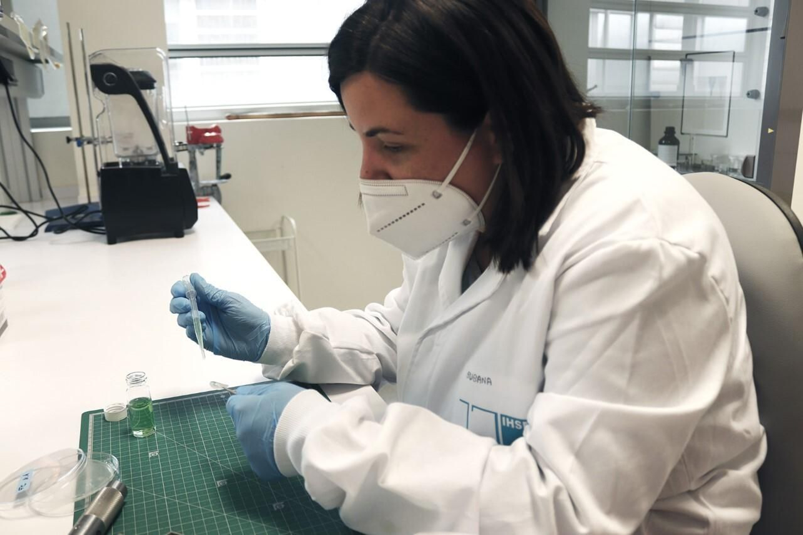 La investigadora Susana Guzmán en el laboratorio.