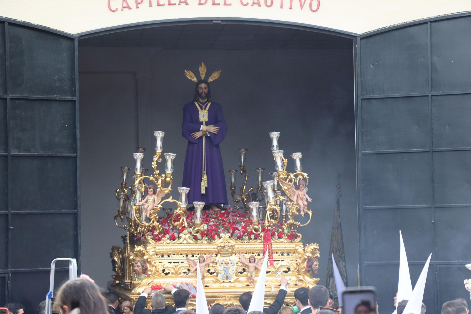 Las mejores imágenes del lunes Santo en Huelva: Hermandad del Cautivo