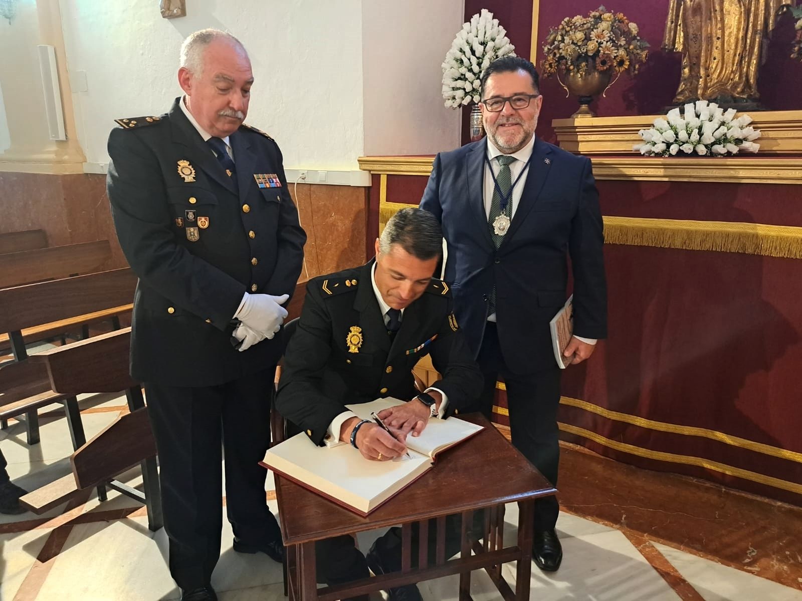 Momento de la firma en el libro de honor de la hermandad de Humildad y Paciencia.
