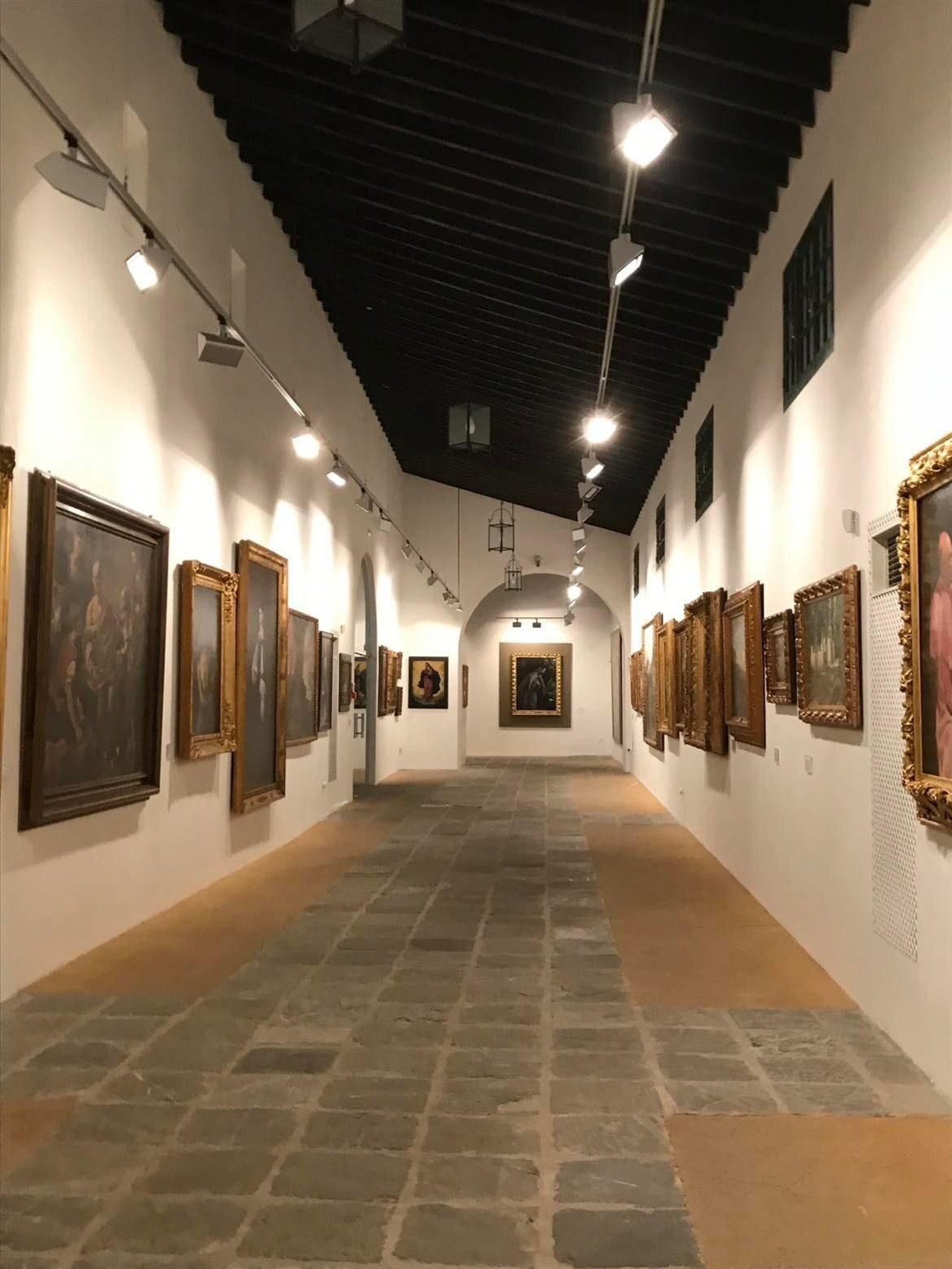 La colección de arte y el archivo ocupan parte de las instalaciones de la bodega.