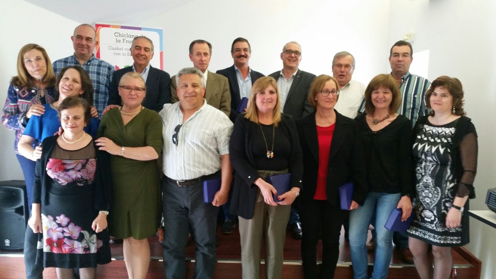 Los docentes homenajeados posan tras el acto.