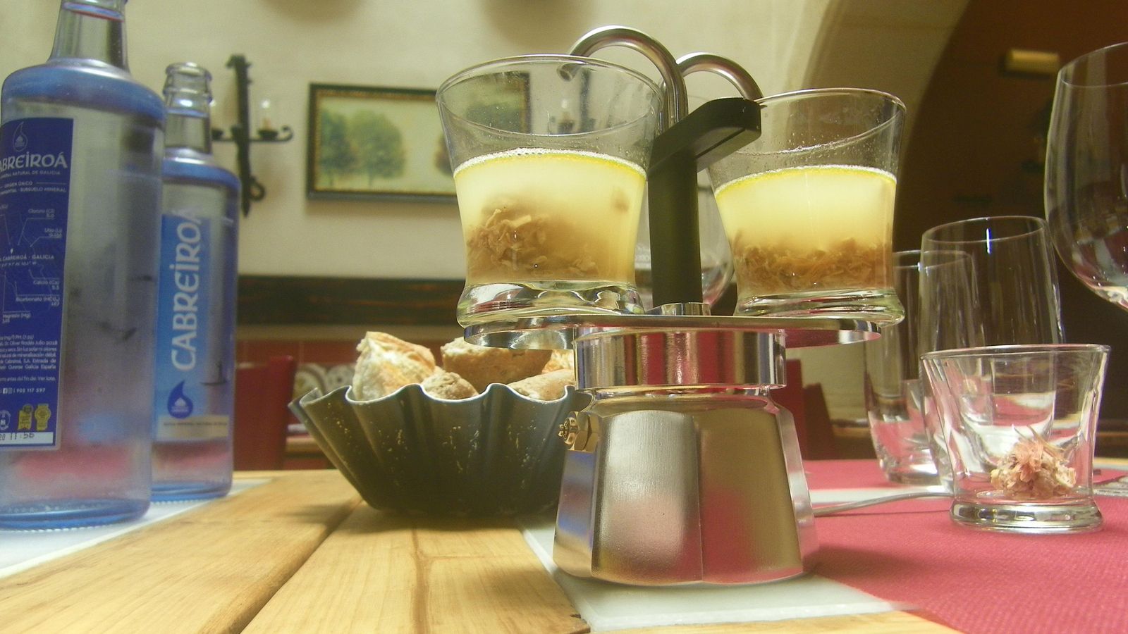 Así se sirve el puchero en la Bodeguita del Bar Jamón.