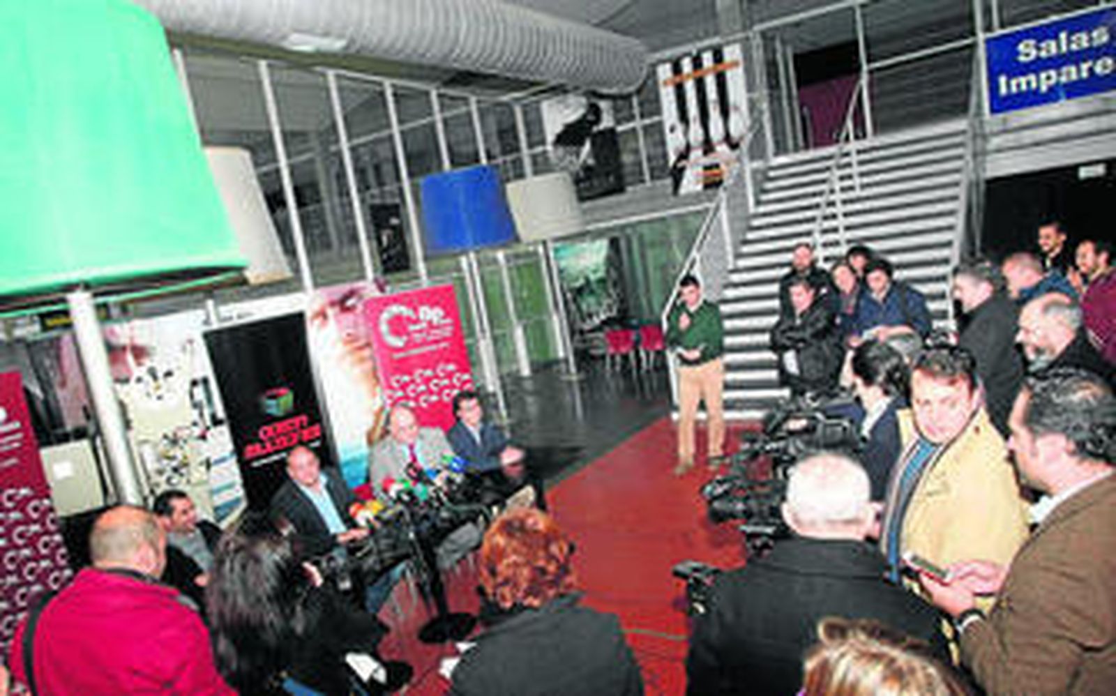 Imagen de la rueda de prensa ofrecida ayer en el centro comercial Bahía Plaza, bajo la gran expectación de los medios de comunicación.