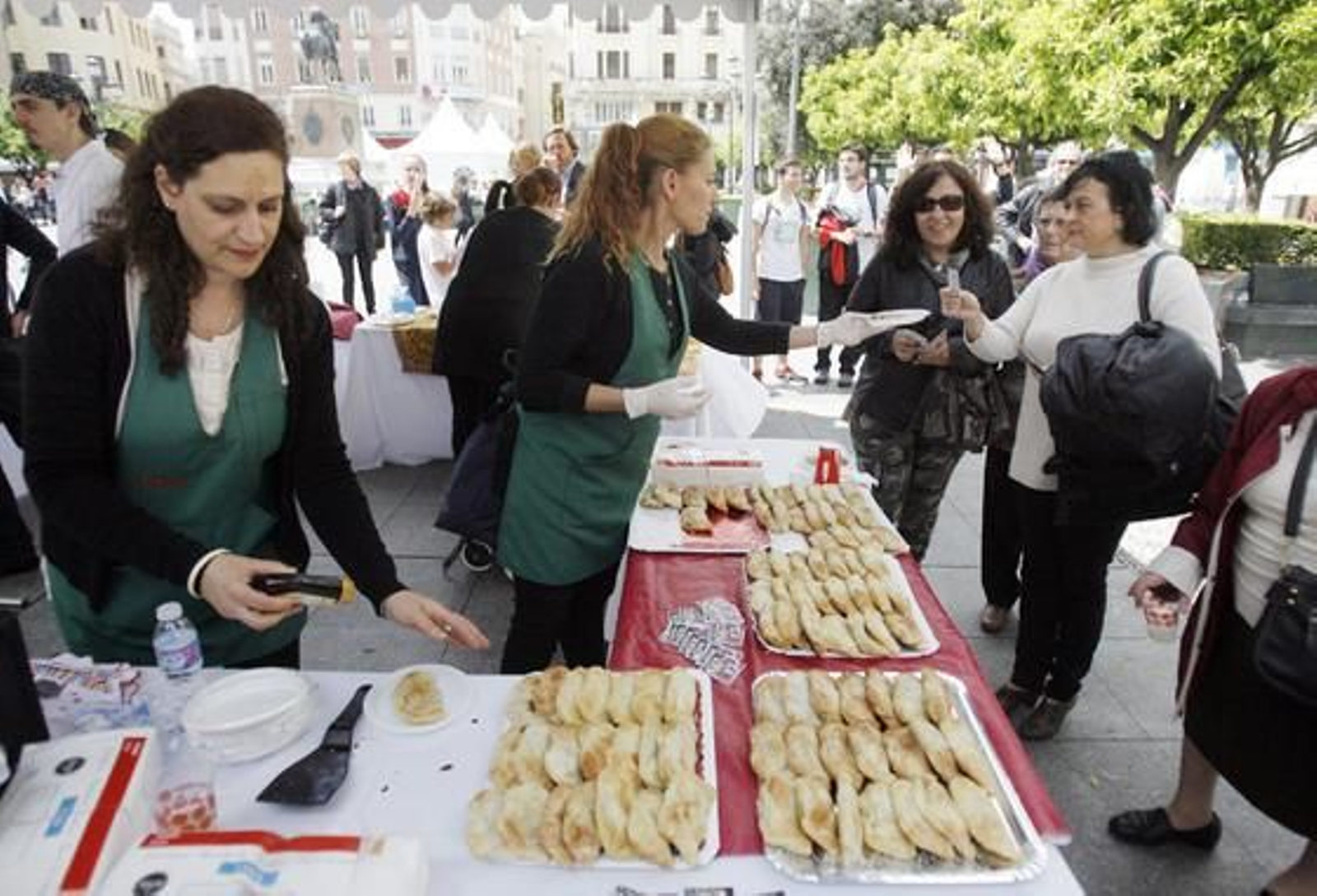 Cocina en Las Tendillas. El congreso sobre Córdoba como punto de diálogo internacional tuvo el miércoles un momento para la cocina medieval en el que participaron restaurantes locales.

Foto: José Martínez