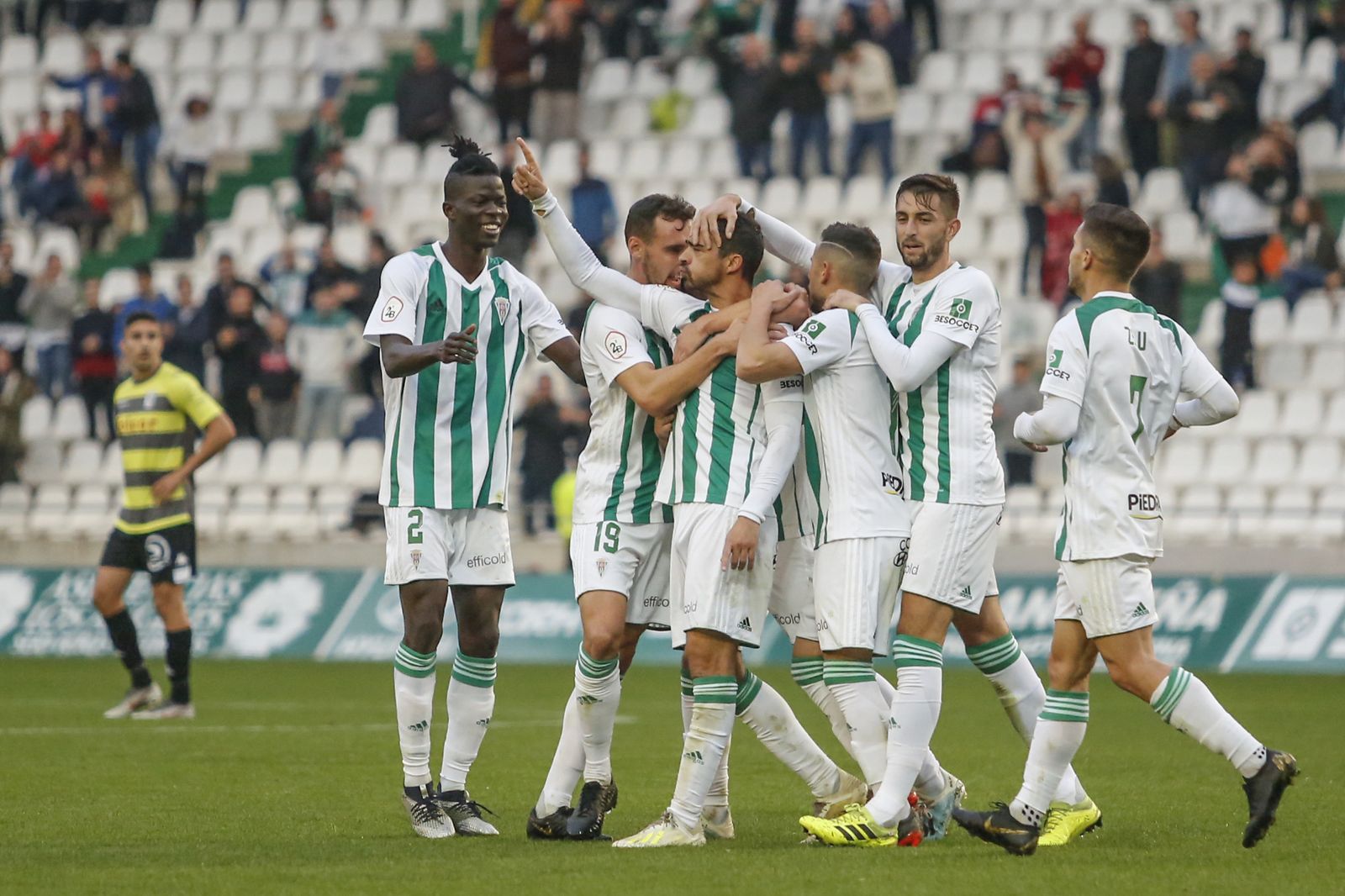 Los jugadores del Córdoba CF celebran un gol en El Arcángel.