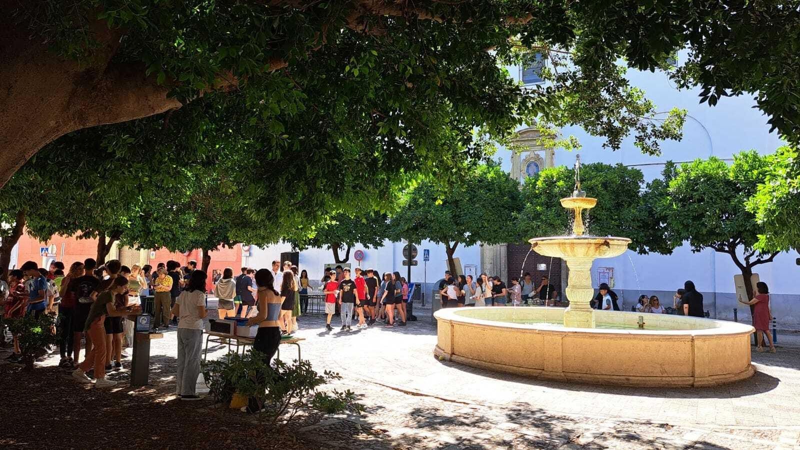La Pila del Pato de la Plaza de San Leandro rodeada de alumnos del IES Velázquez.