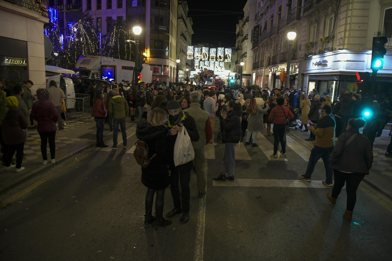 Así fue la Nochevieja 2021 en Granada, en imágenes: uvas en una Plaza del Carmen vallada y ambiente de fiesta en la calle