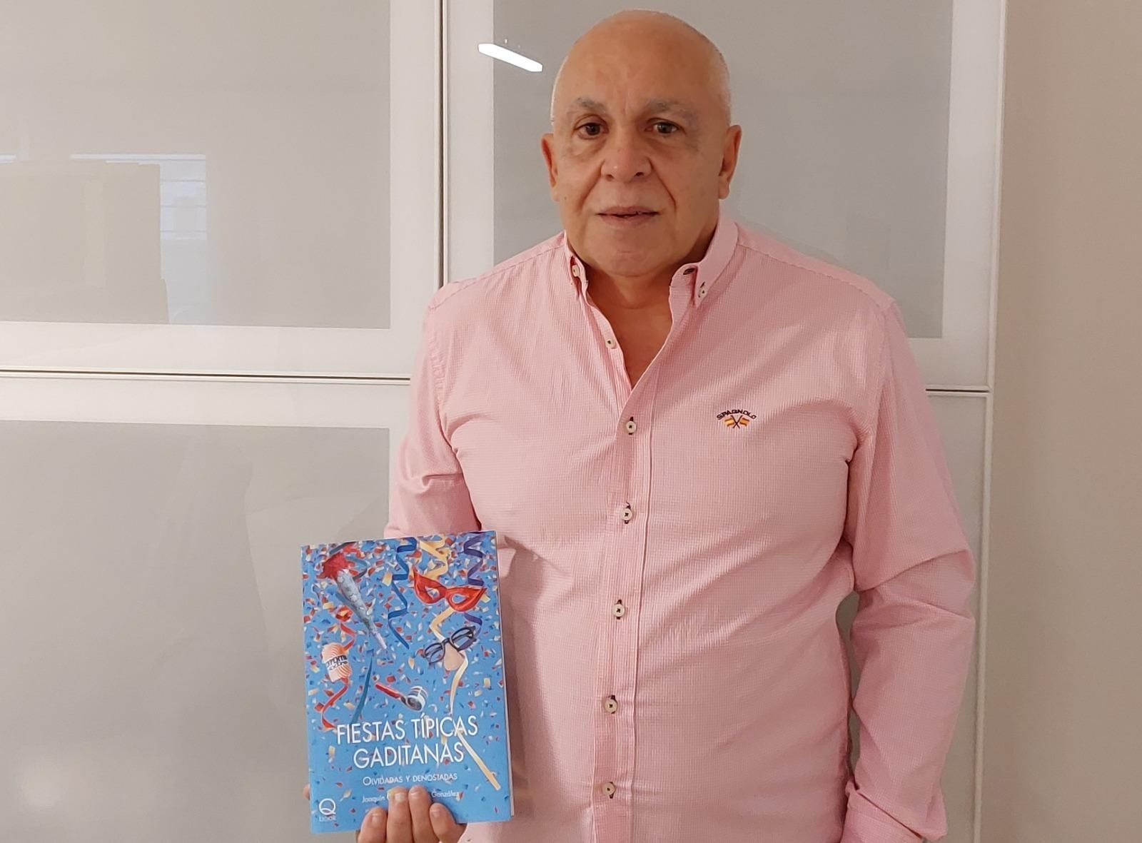 Joaquín Carlos Herrera con su libro sobre las Fiestas Típicas.