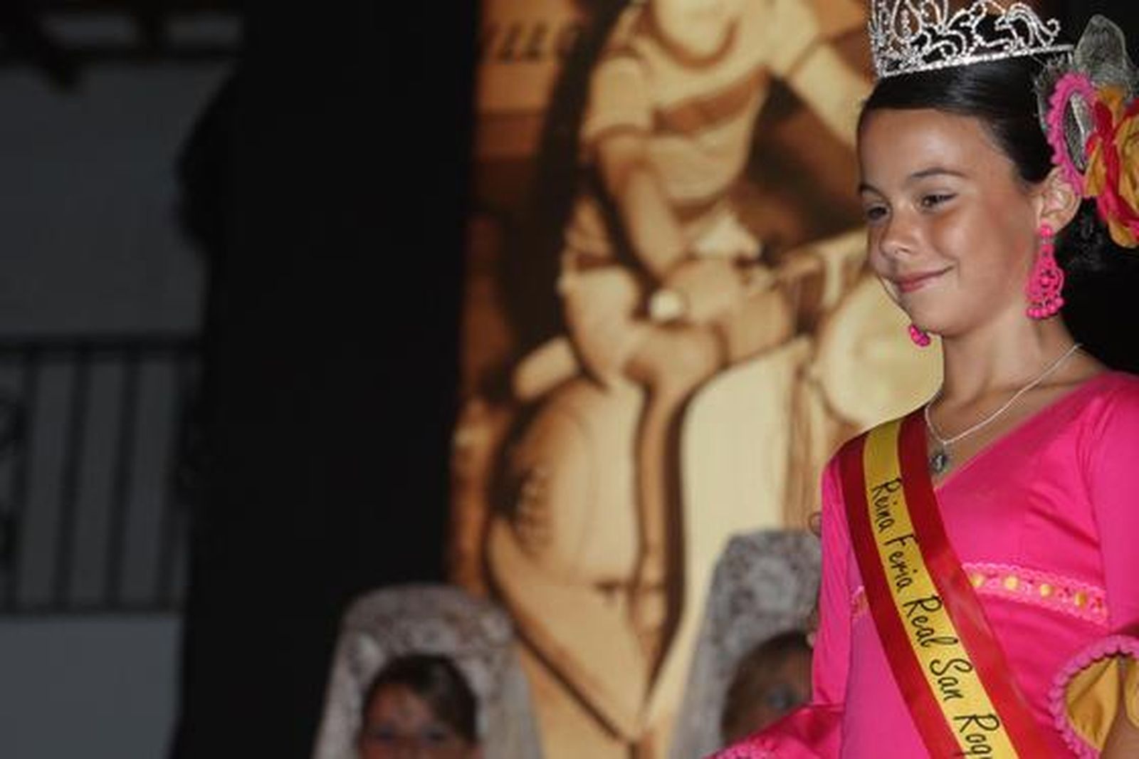 El acto de coronación de las reinas infantil y juvenil precedió al pregón a cargo del escritor Francisco Muñoz. 

Foto: Paco Guerrero