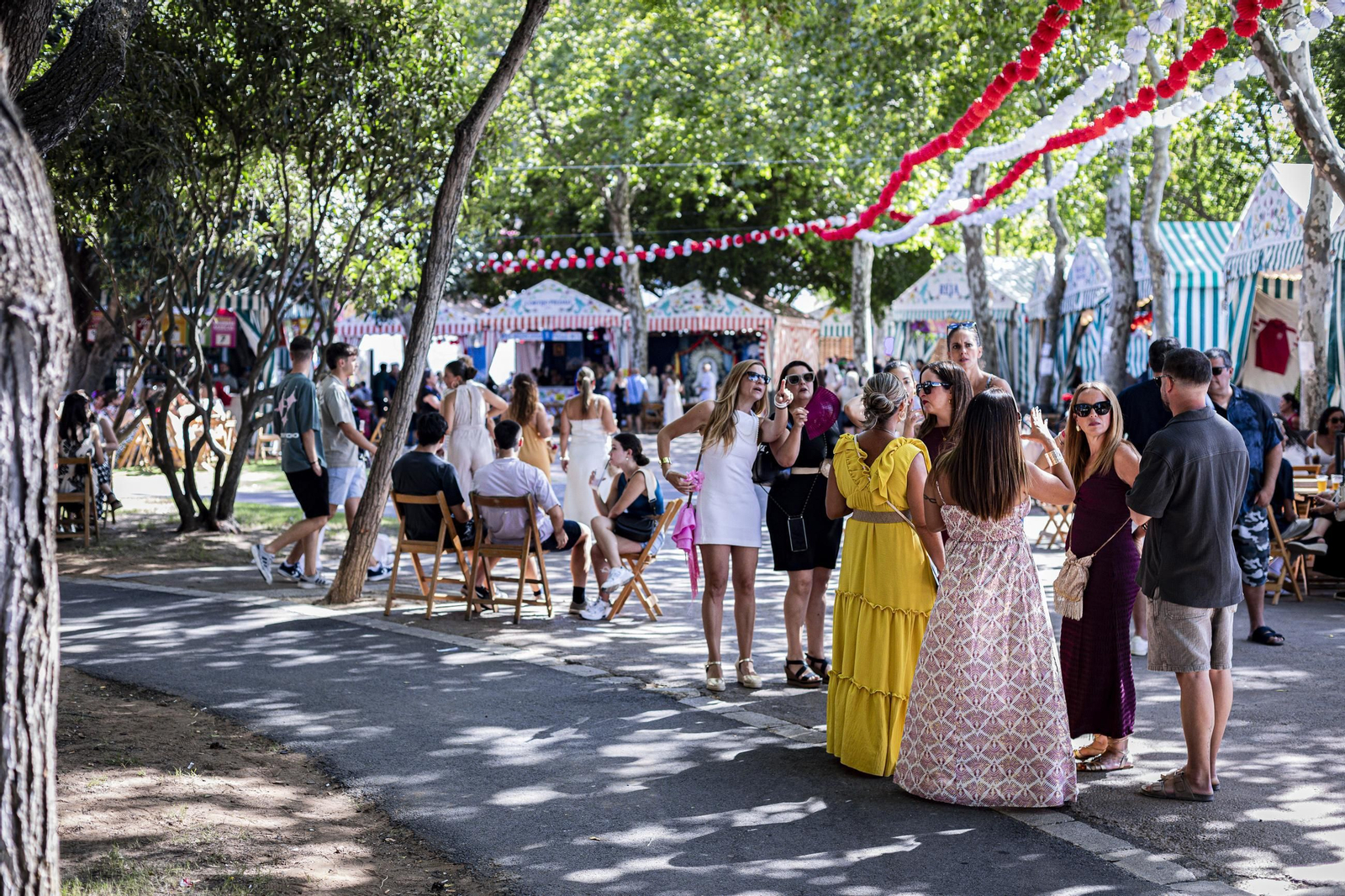 Búscate en las imágenes del Día de la Mujer de la Feria del Carmen y de la Sal de San Fernando