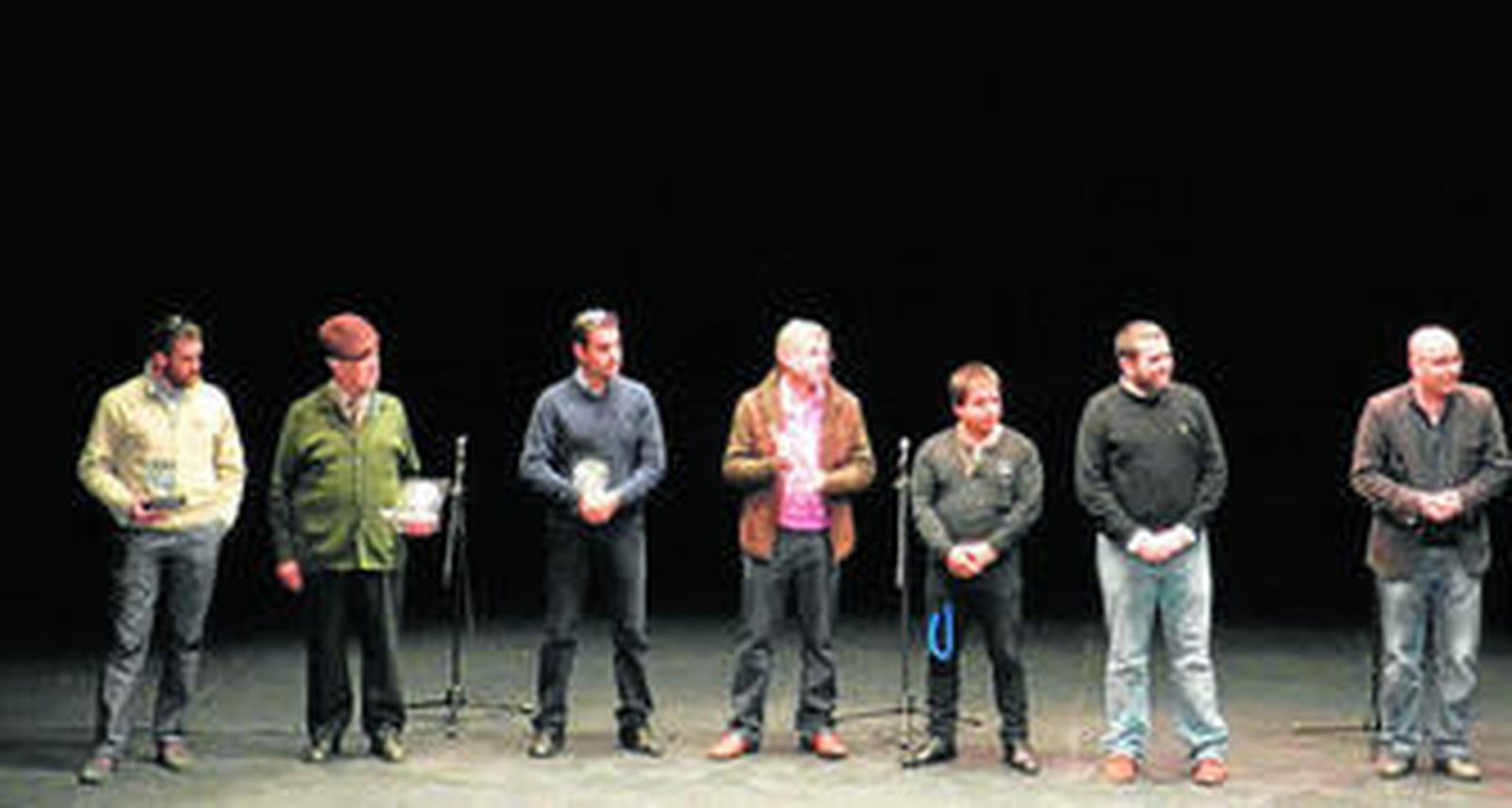 Las autoridades junto a los representantes de las Cuadrillas.