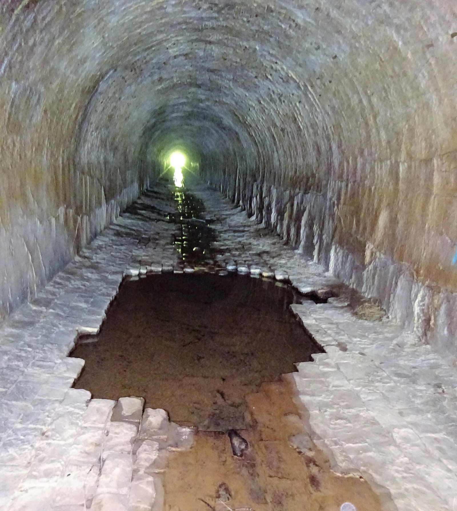 Interior del túnel. Hay tramos donde faltan los adoquines.