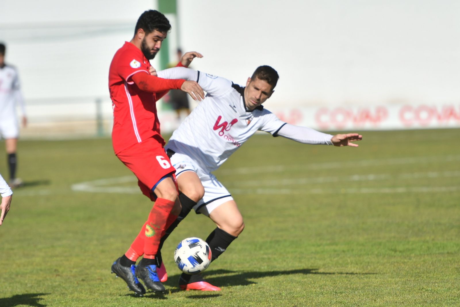Santacruz presiona a Pitero, jugador del Castilleja.