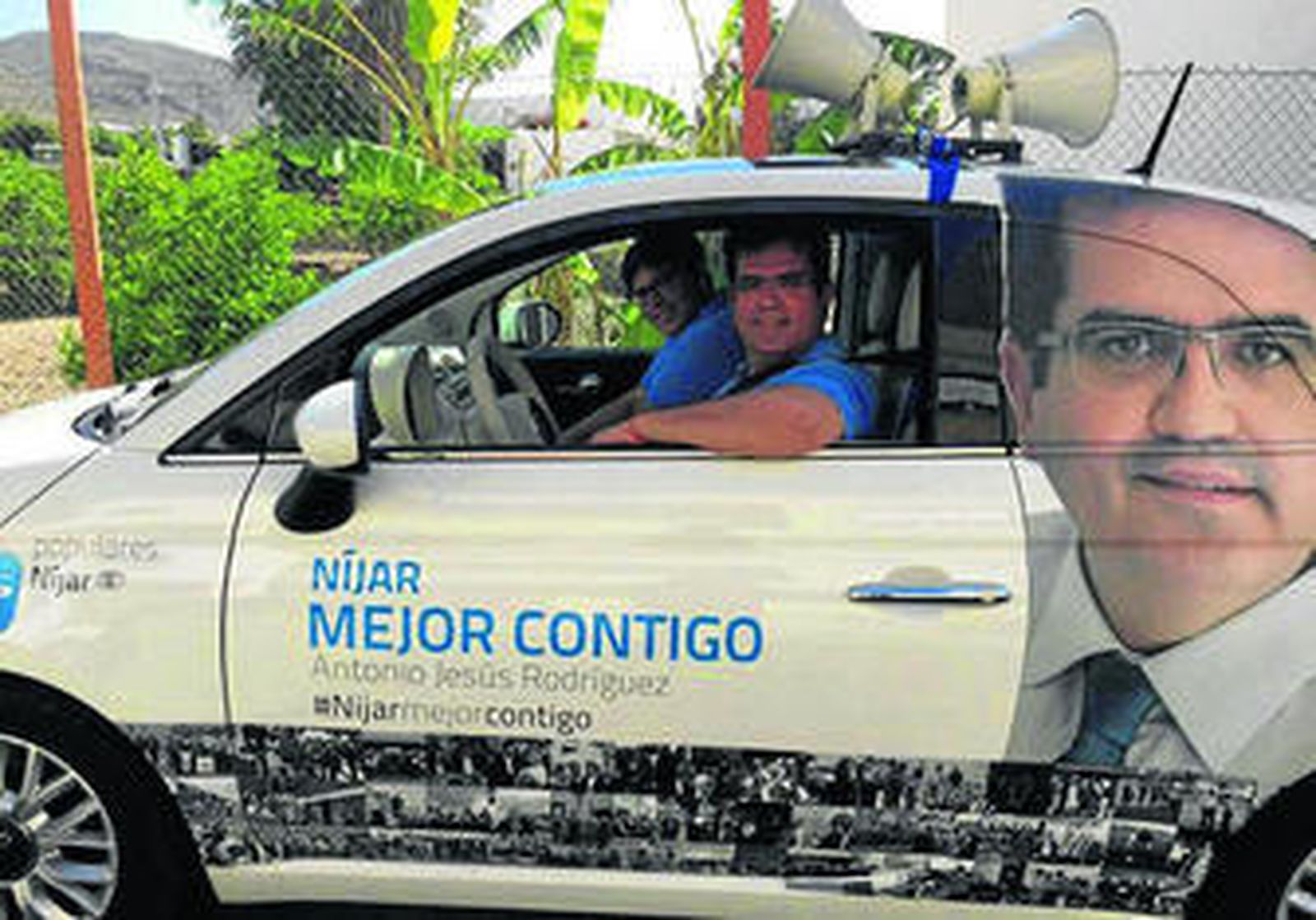 El candidato a la reelección, Antonio Jesús Rodríguez, pidiéndole el voto a sus vecinos, ayer, en la Villa.