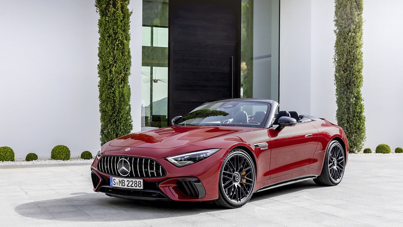 Tendrá dos versiones de lanzamiento, ambas con un motor V8 biturbo de gasolina: SL 55 4Matic+ de 476 CV y SL 63 4Matic+ de 585 CV.