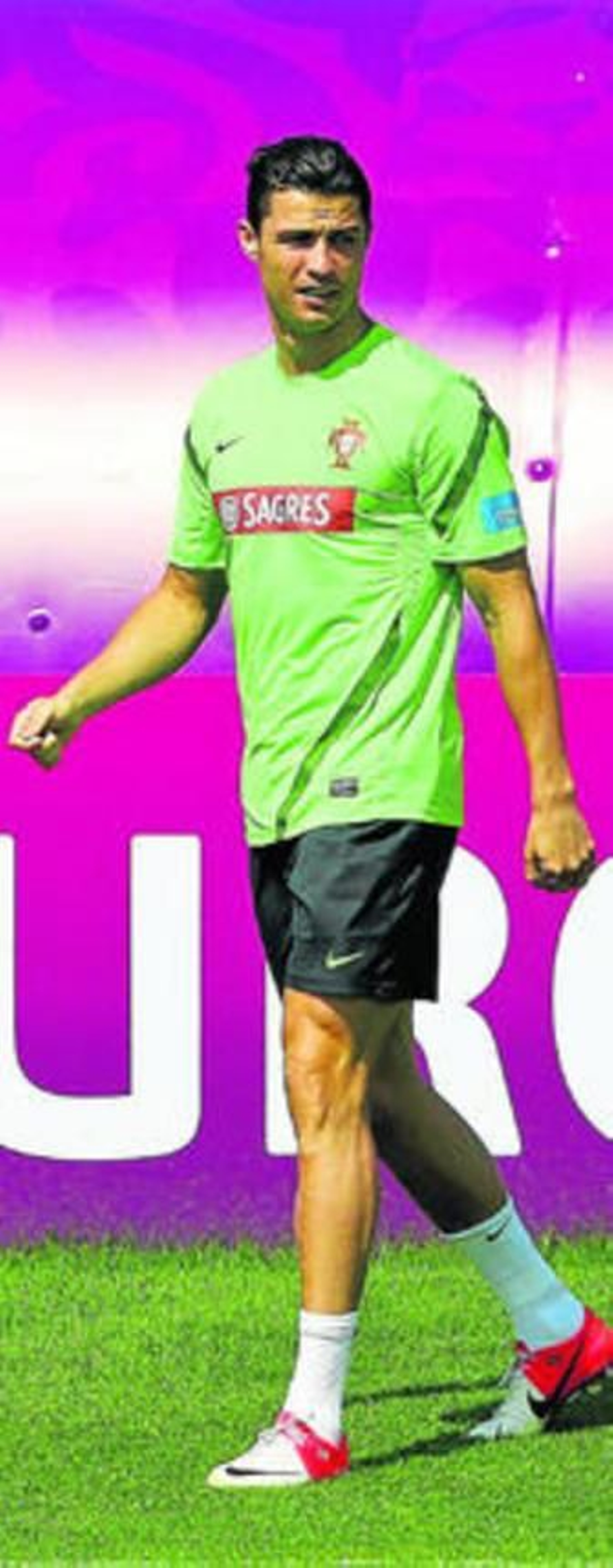 Cristiano Ronaldo se ejercita ayer con Portugal en Poznan.