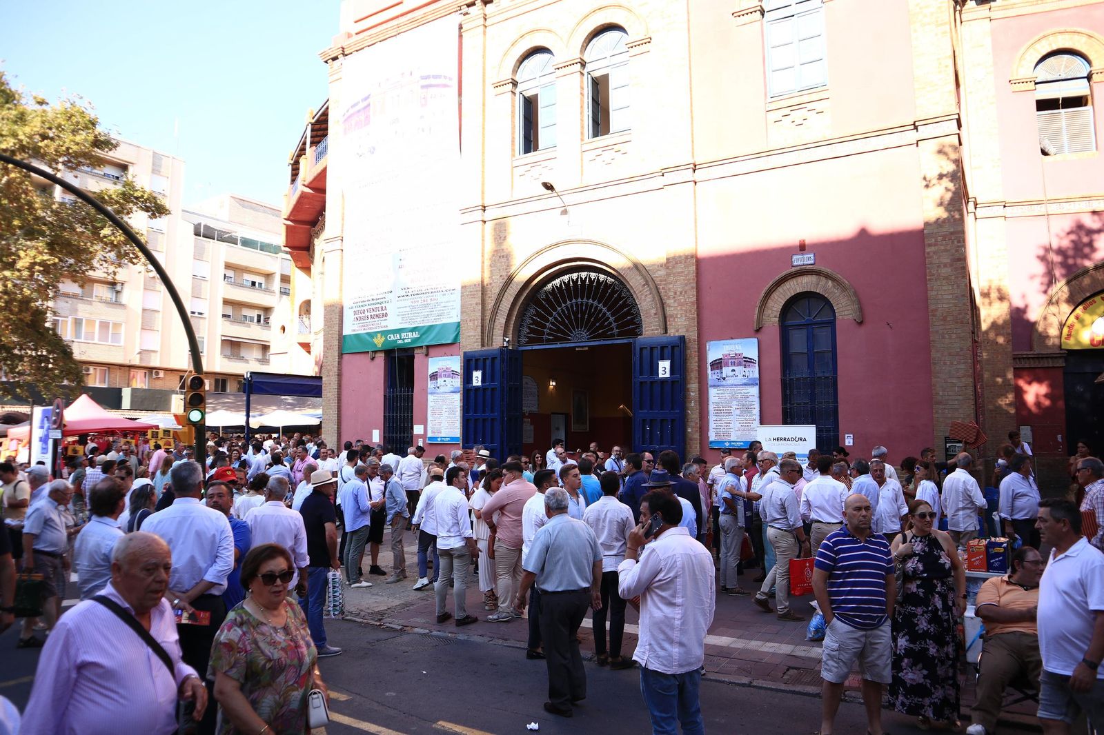 Imágenes de ambiente en el cuarto día de toros en Huelva