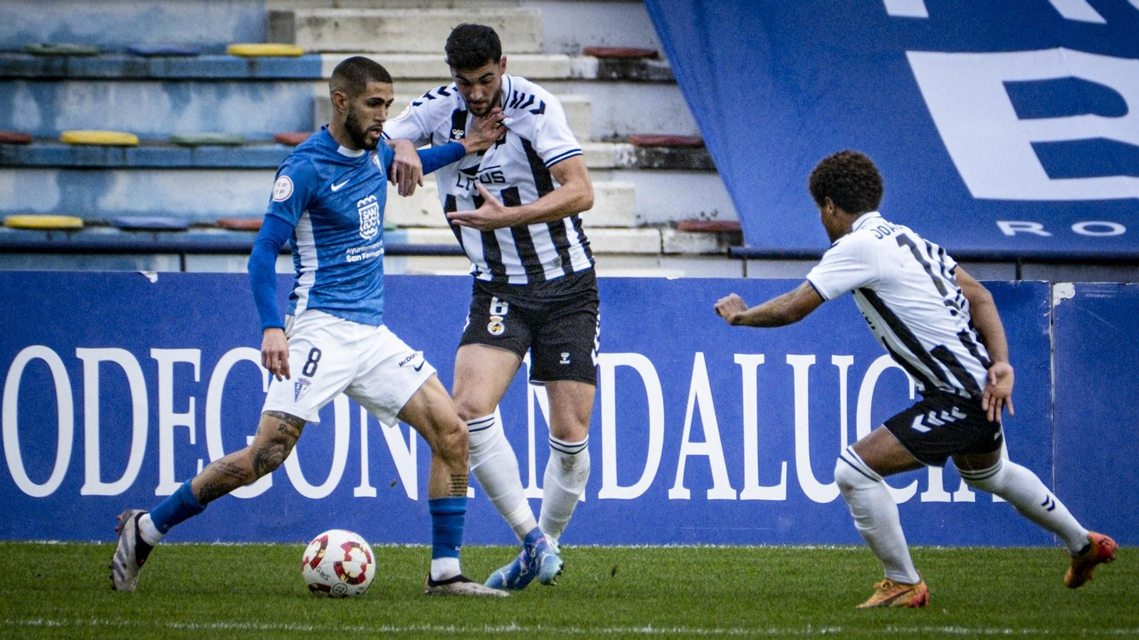 Las imágenes del partido de fútbol entre el San Fernando Club Deportivo y la Balompédica Linense