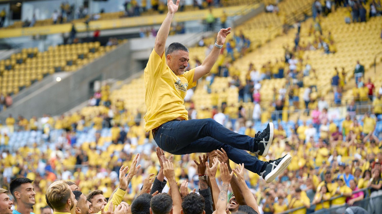 García Pimienta, manteado tras conseguir el ascenso.