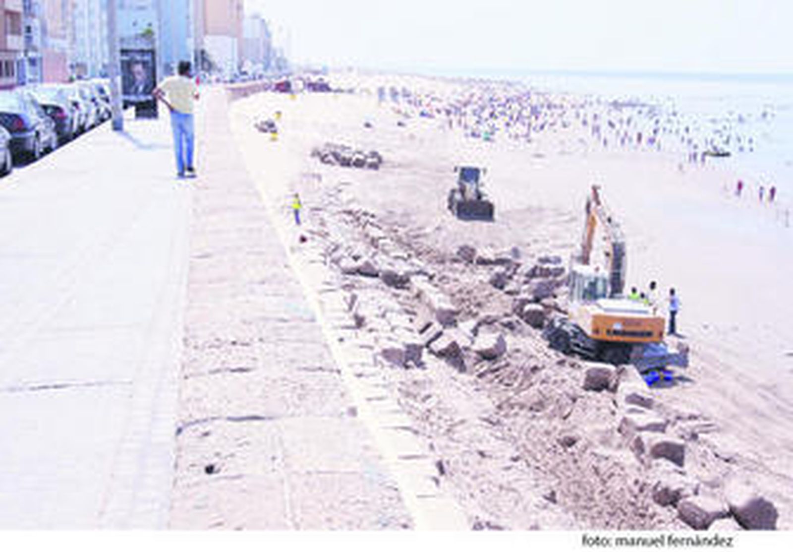 Las máquinas trabajando en la obra del muro.