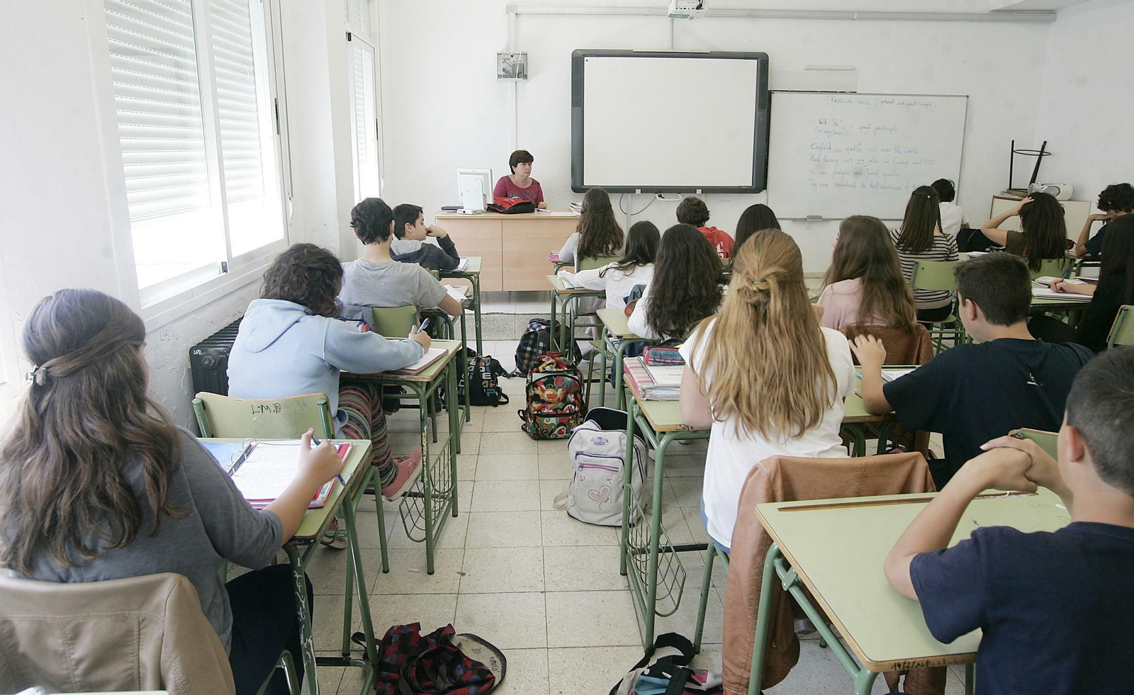 Alumnos de Secundaria reciben clase en un instituto de la capital.