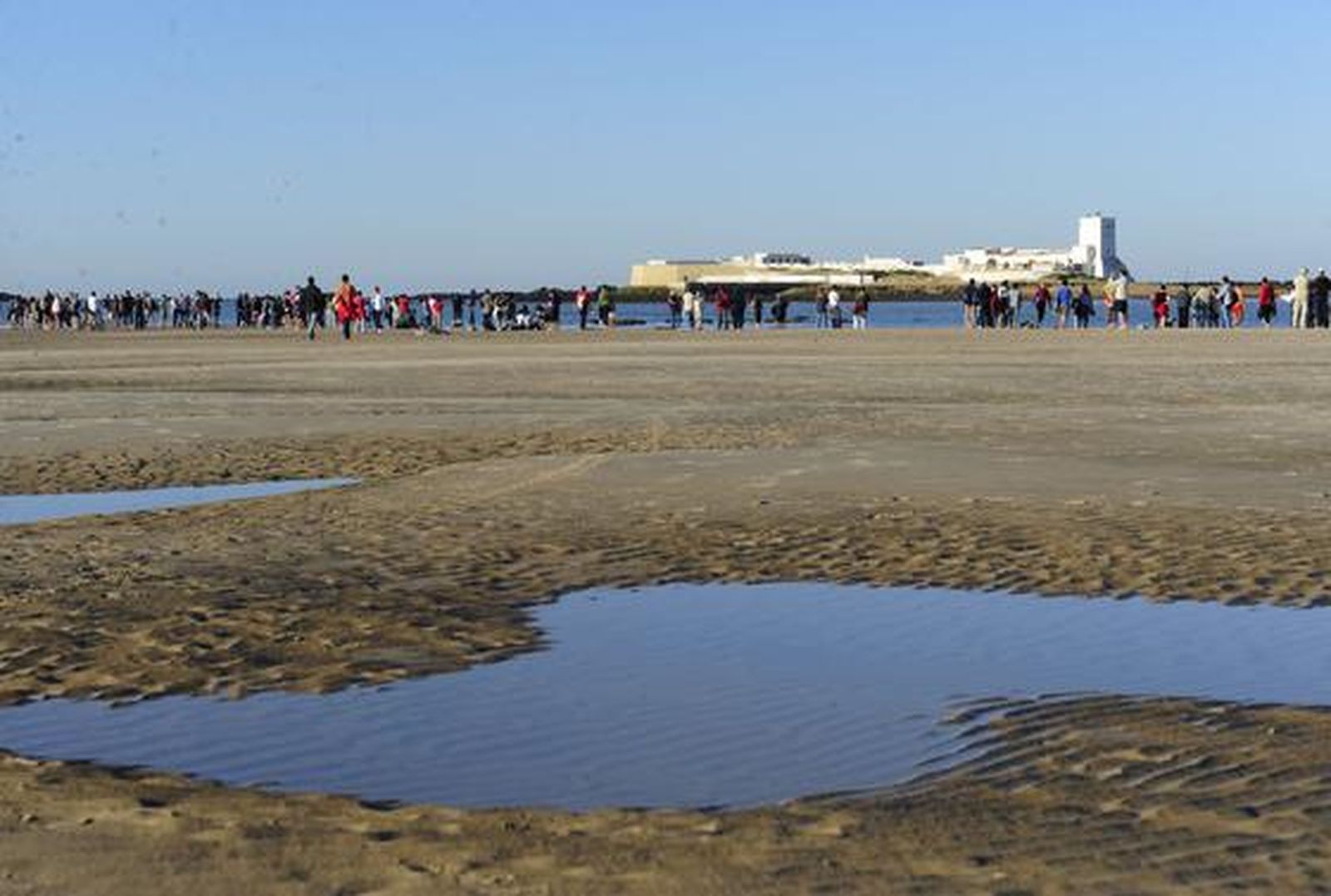 Durante la mañana en la playa de Camposoto, se han reunido cientos de personas para disfrutar la marea./Elías Pimentel

Foto: Elias Pimentel