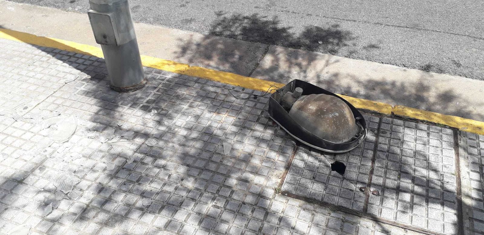 La luminaria, en el suelo.