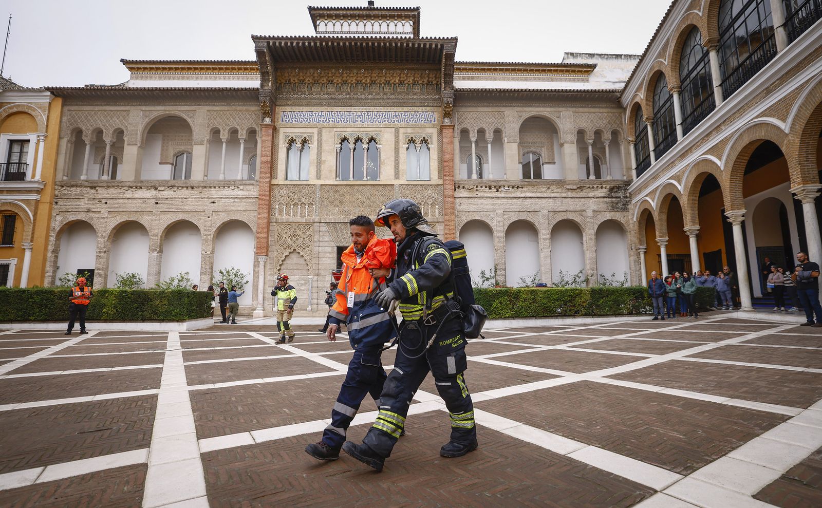 Las imágenes del simulacro de incendio en el Alcázar de Sevilla