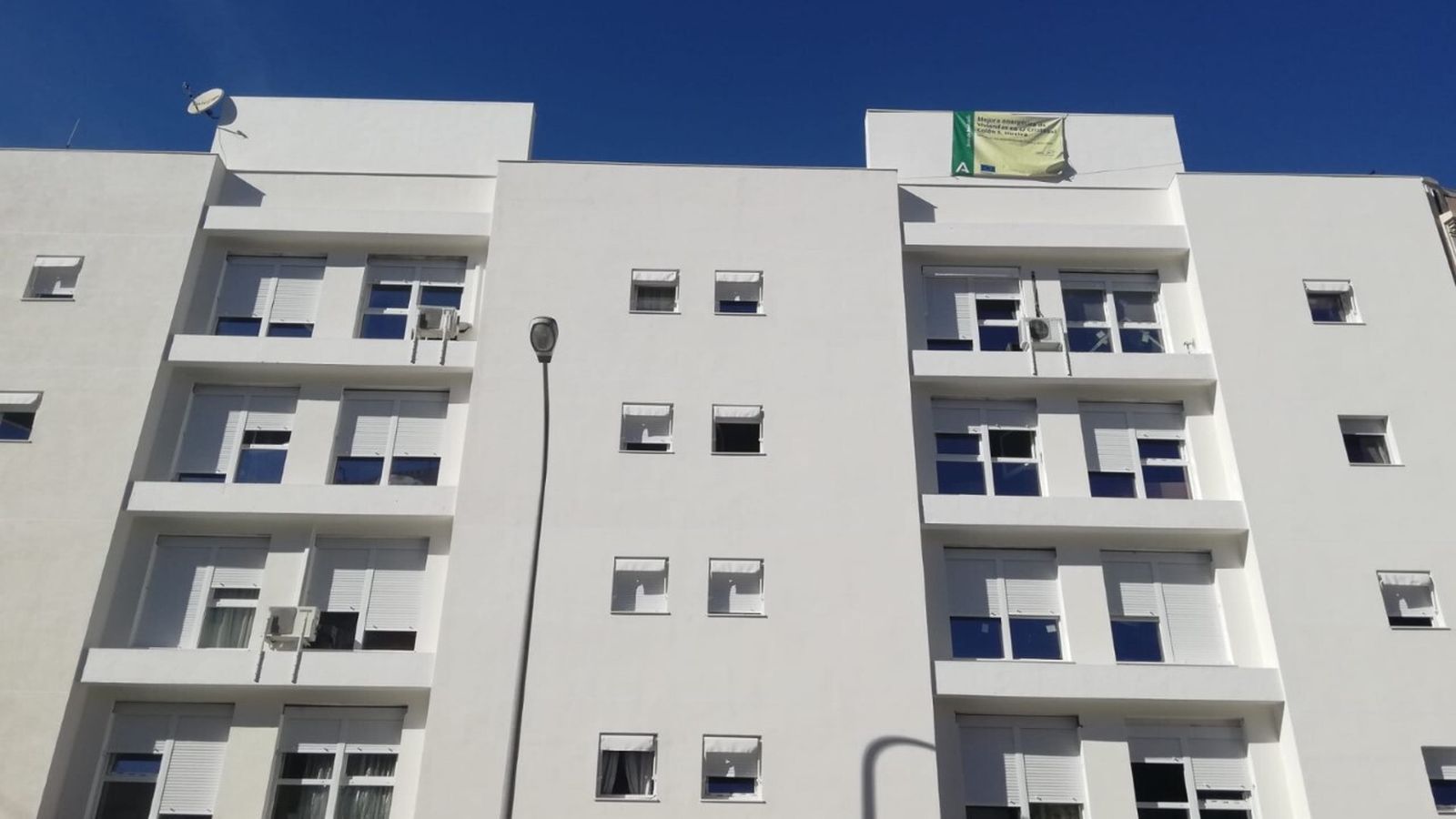 La Junta también está actuando en 24 viviendas de la calle Cristóbal Colón.