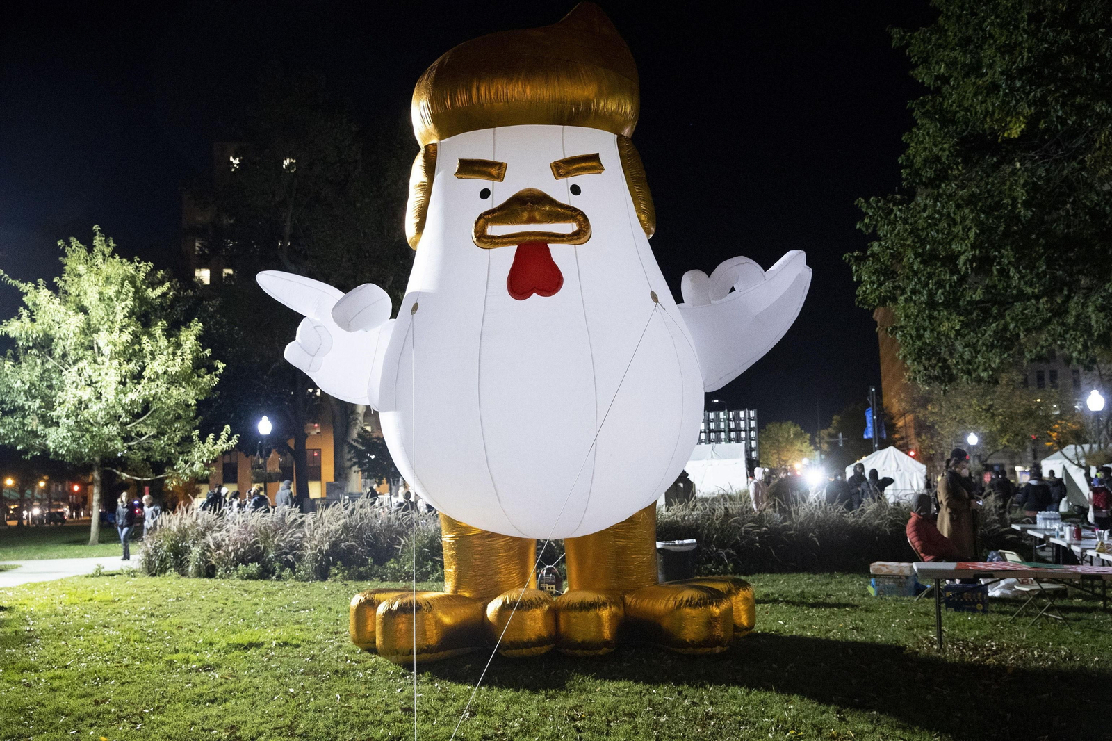 Un globo parodiando a Trump con forma de pollo instalado cerca de la Casa Blanca.