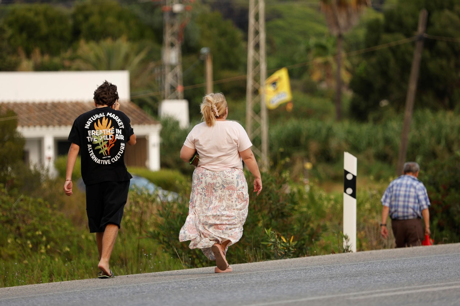 Las imágenes del incendio de Tarifa: más de un centenar de efectivos para controlar las llamas