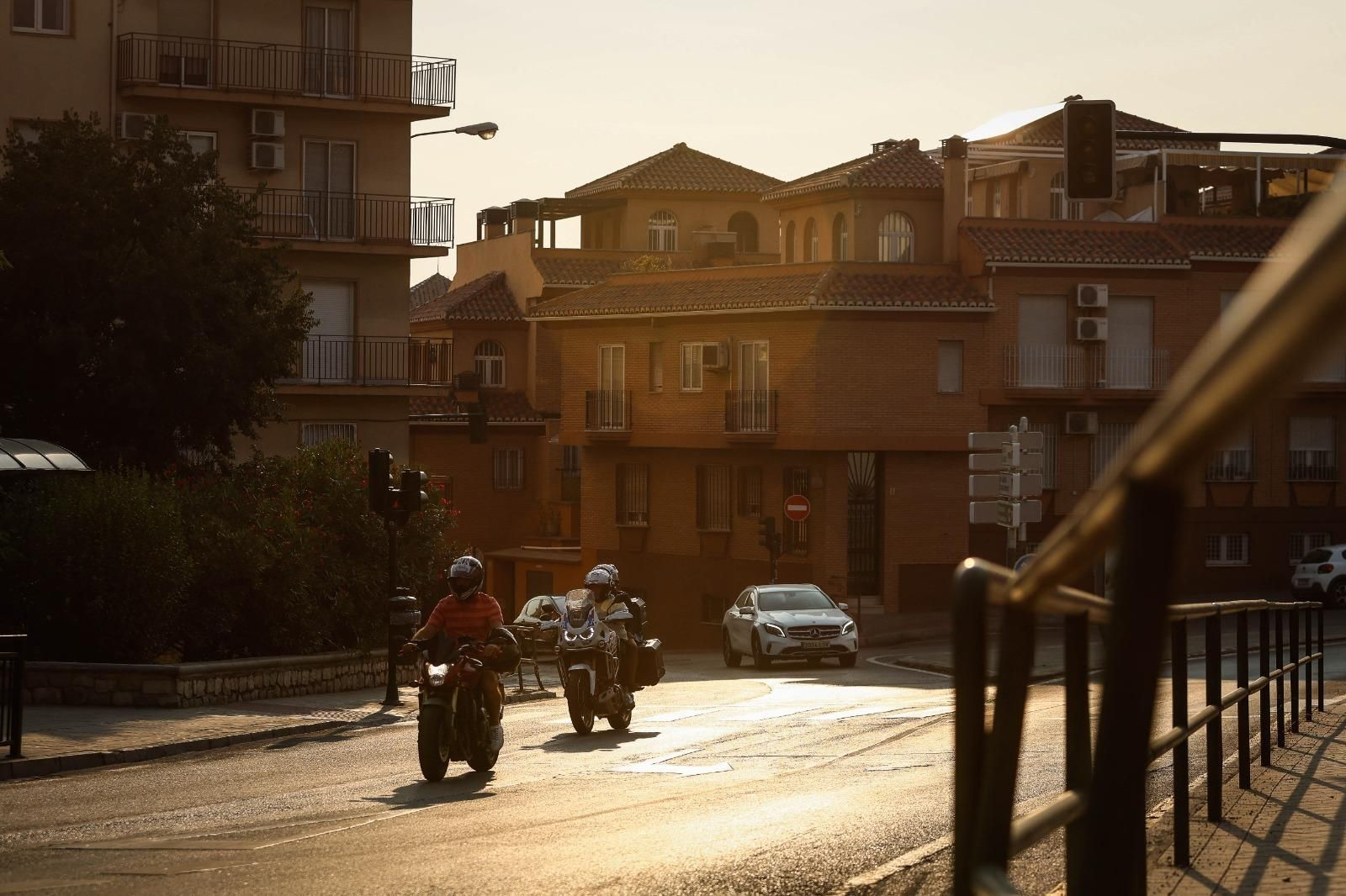 El humo de los incendios repartidos por el país cubre Granada: las imágenes