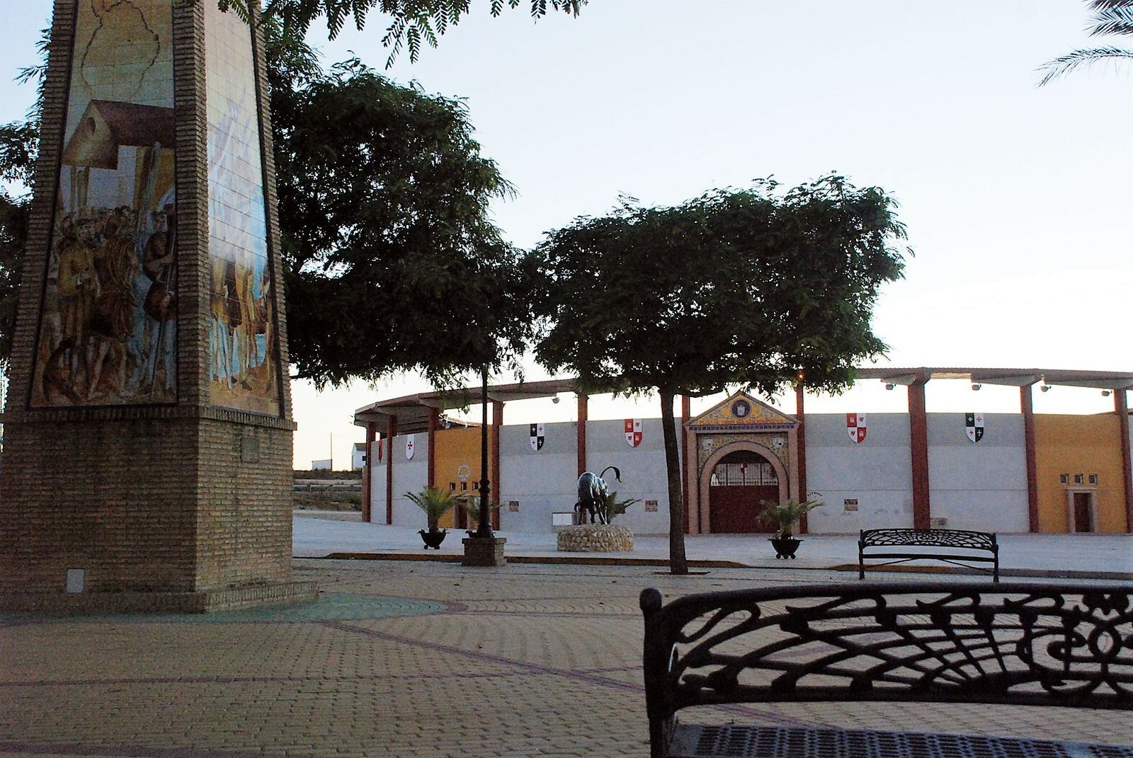 Al fondo, la plaza de toros de Palos que abre hoy su temporada.