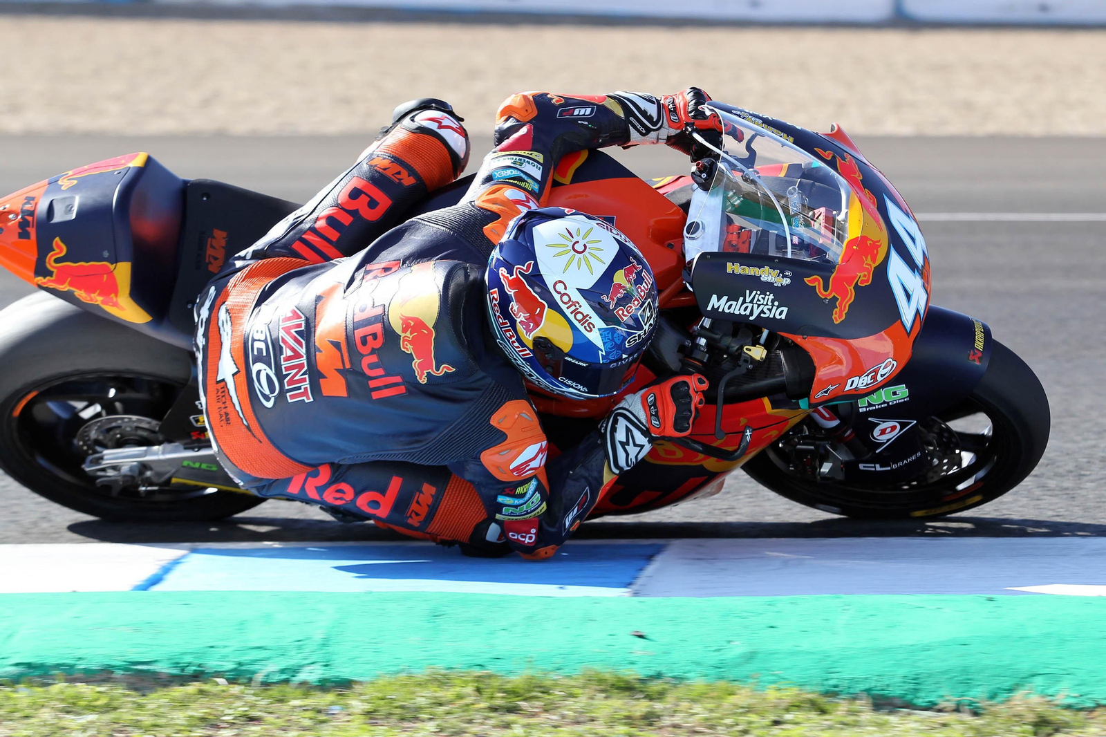 Miguel Oliveira consiguió ayer el mejor tiempo en la última jornada de entrenamientos de Moto2 y Moto3 en el Circuito de Jerez, registrando un nuevo récord oficioso de la pista.