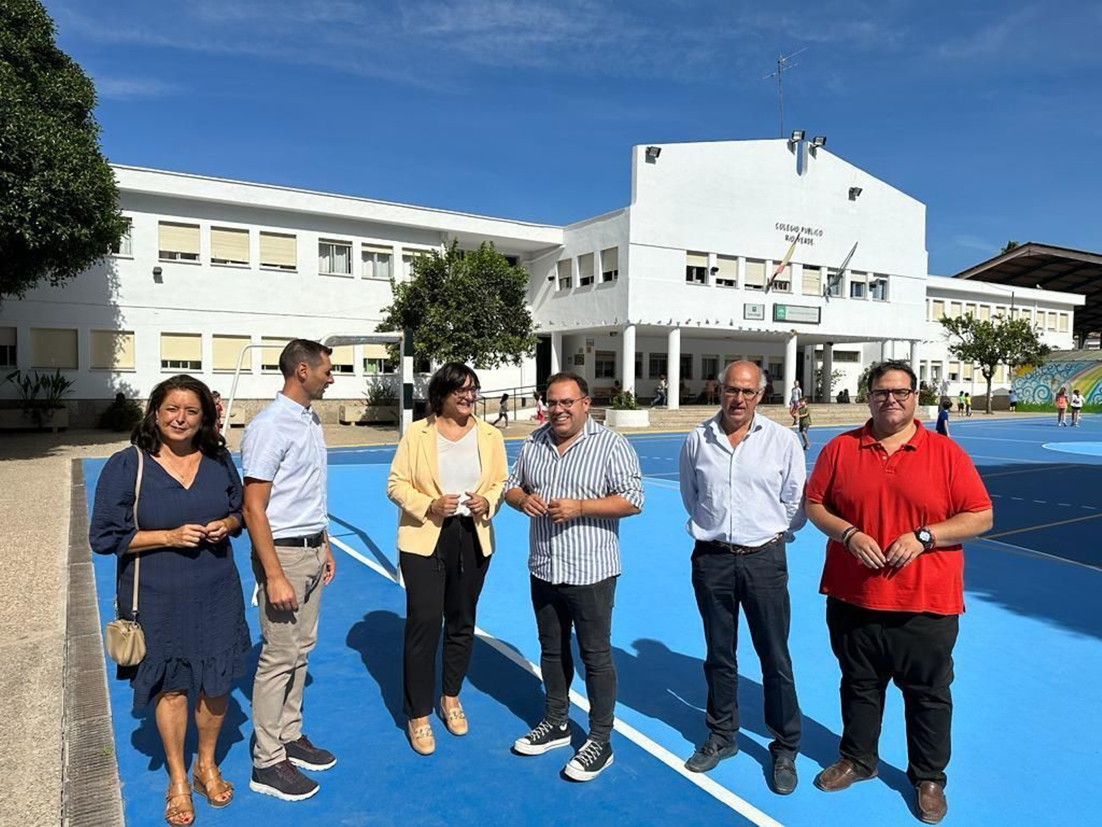 Imagen de la visita de la delegación de Educación a un centro escolar en Almuñécar