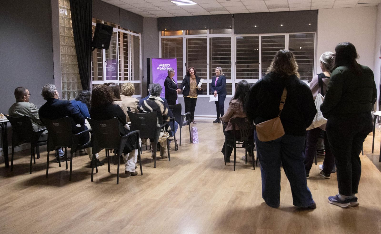 La Plataforma de Acción Feminista en Almería rinde homenaje a las mujeres de la Desbandá con su II Premio ‘Posidonia’ a Loli Sierra, vicepresidenta de la Asociación Memorialista de la Desbandá, en imágenes
