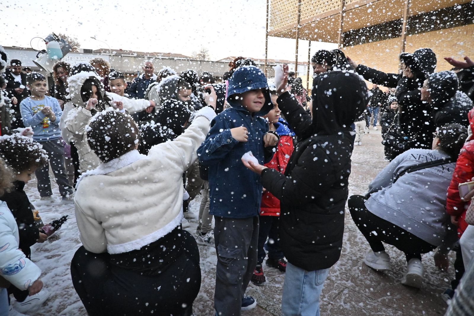 Las mejores fotografías de la nevada en el barrio de La Hispanidad