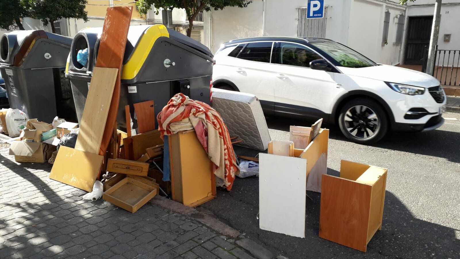 Muebles dejados en un contenedor.