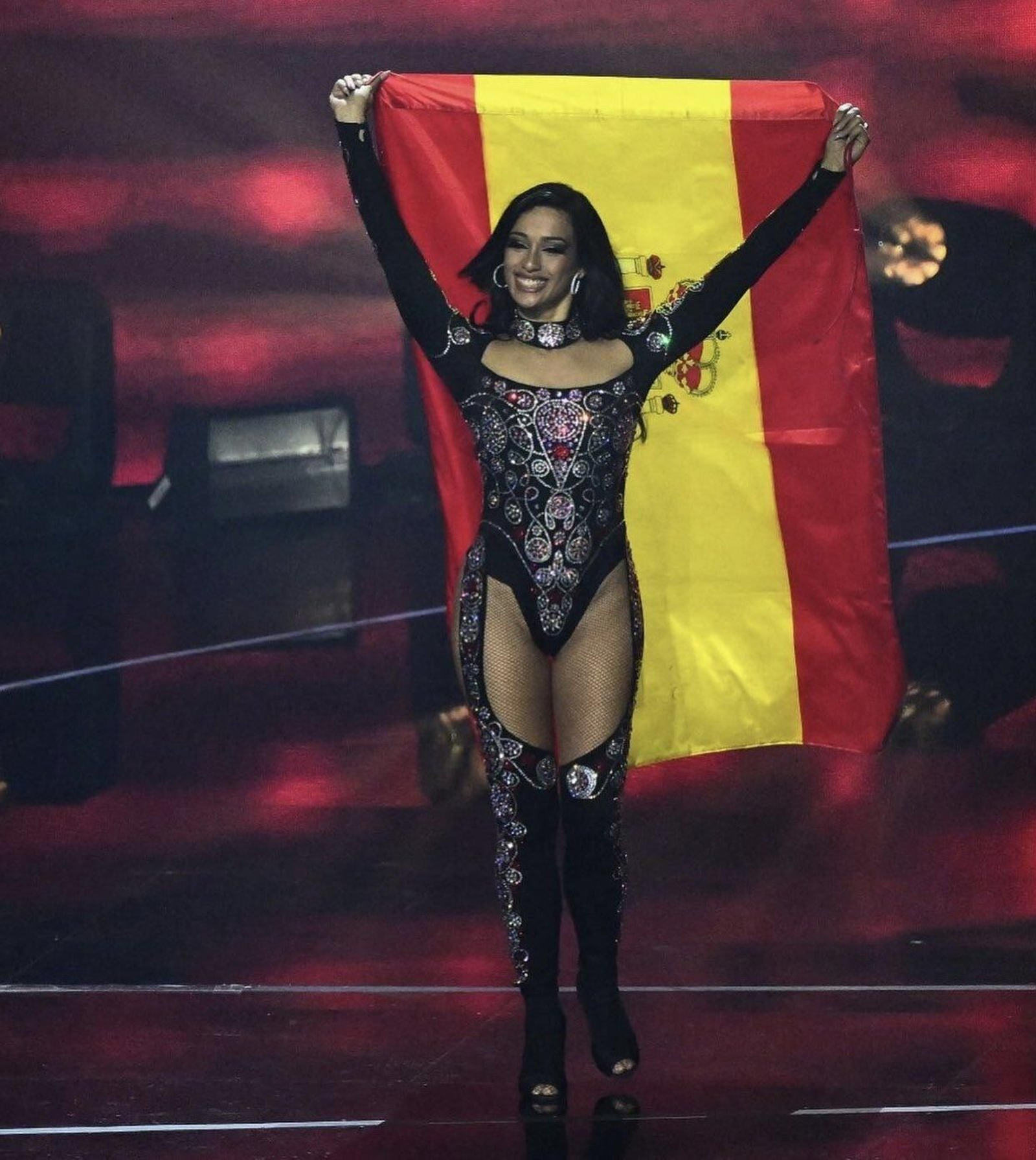 Chanel con la bandera española en el inicio del festival en Turín
