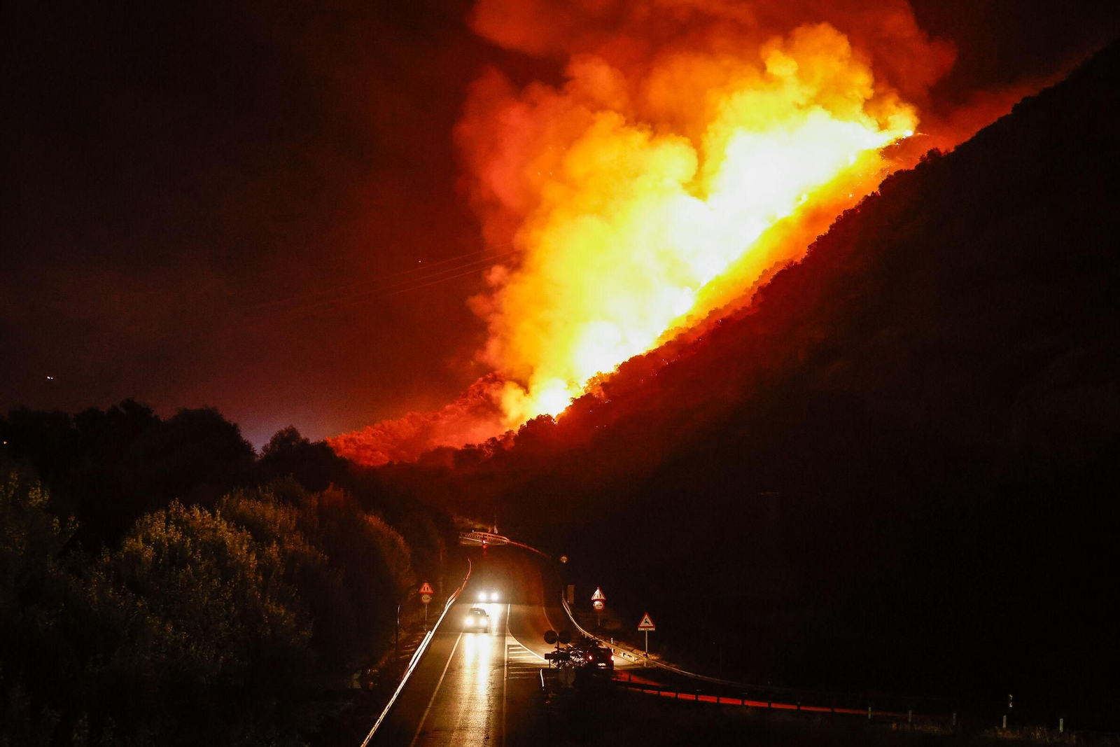 Incendio en la Fuente de la Bicha y el Serrallo de Granada