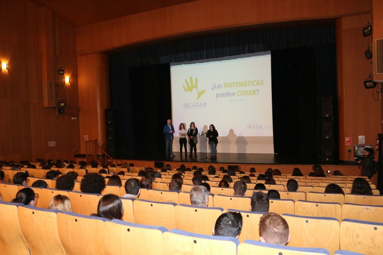 Alumnos del instituto Fernando Quiñones durante la charla de la profesora de la Universidad de Cádiz.