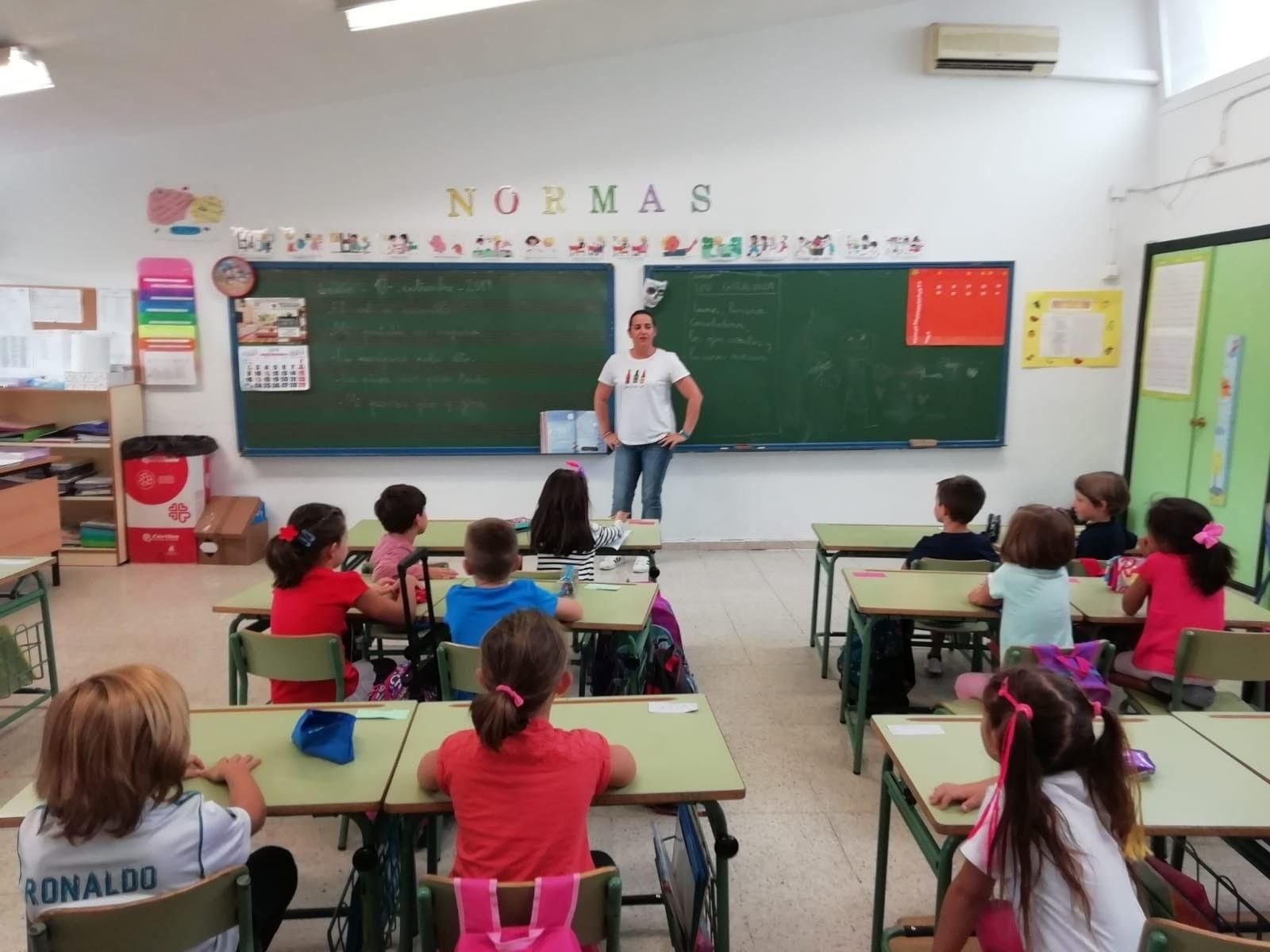 Una profesora da clases a alumnos de Primaria en un colegio público de Córdoba.